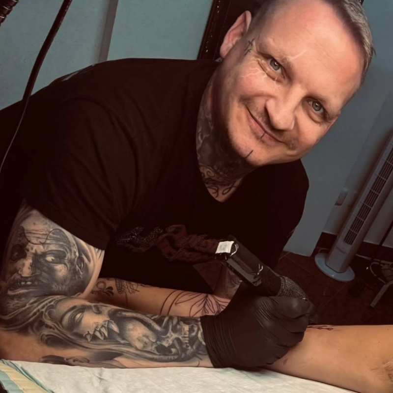 Portrait – Michel Bretschneider beim Tätowieren