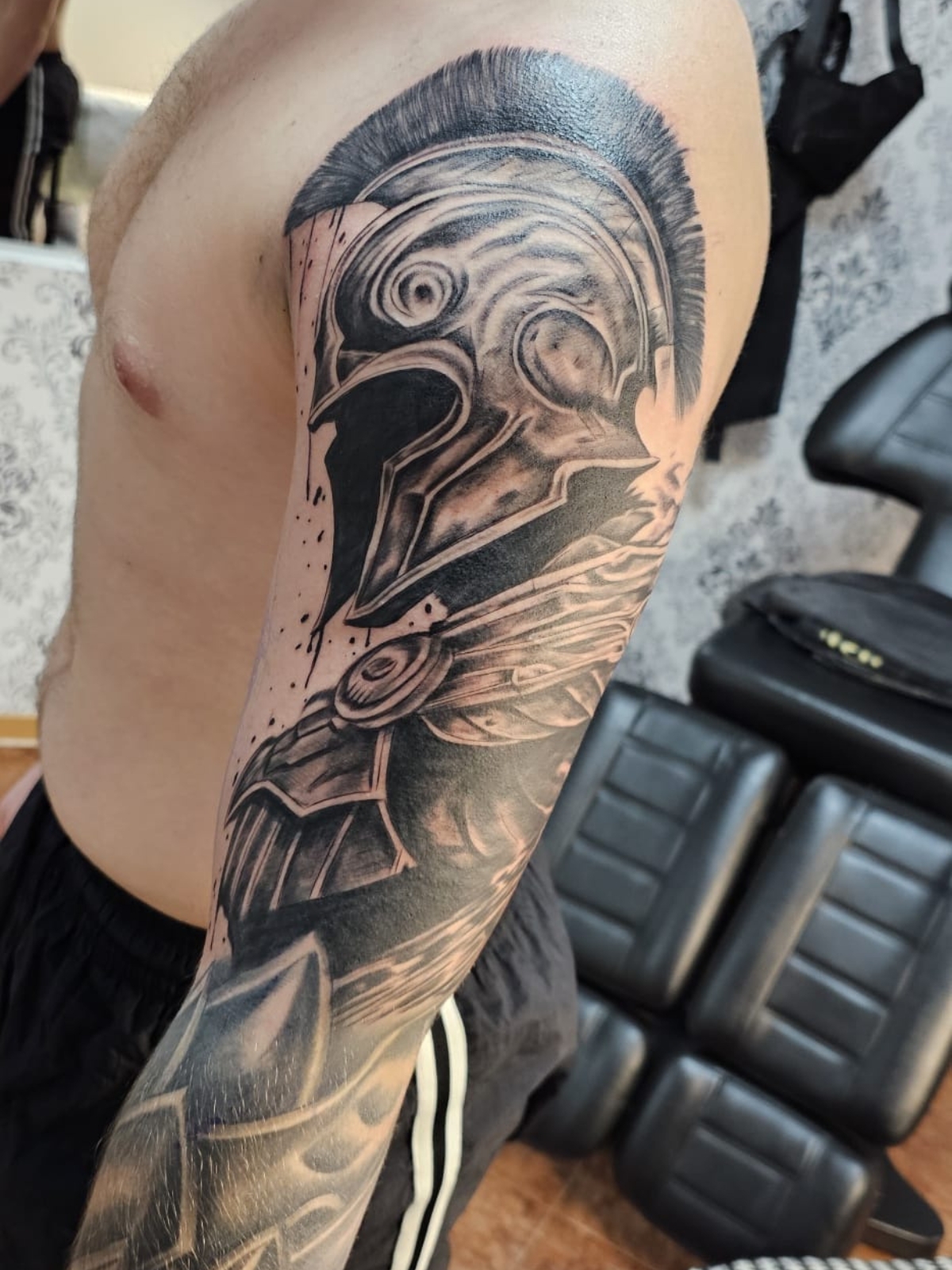 Realism Tattoo – gesichtsloser Legionär, detailreich in Black & Grey gestochen – Saints Tattoo Pirna