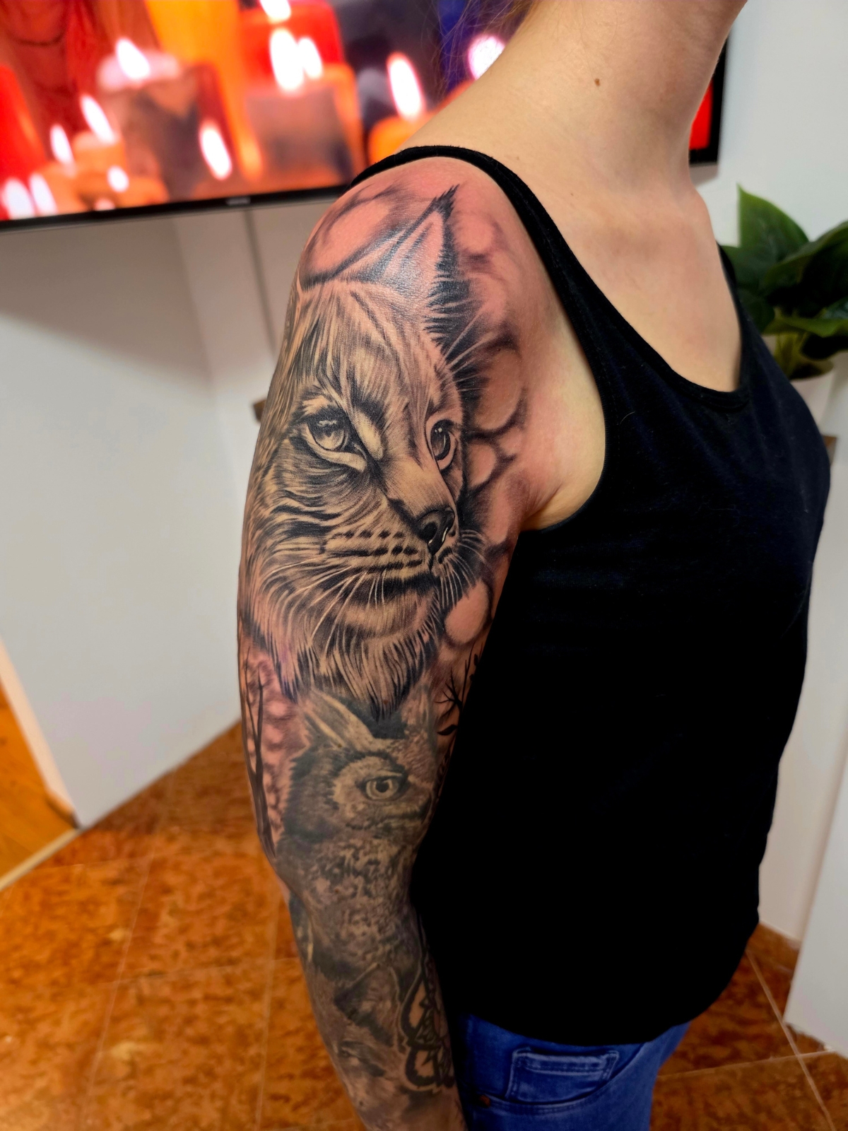 Tierportrait Tattoo – Luchs und Eule mit detailiertem Fellmuster, Black & Grey Sleeve von Schulter bis Arm – Saints Tattoo Pirna